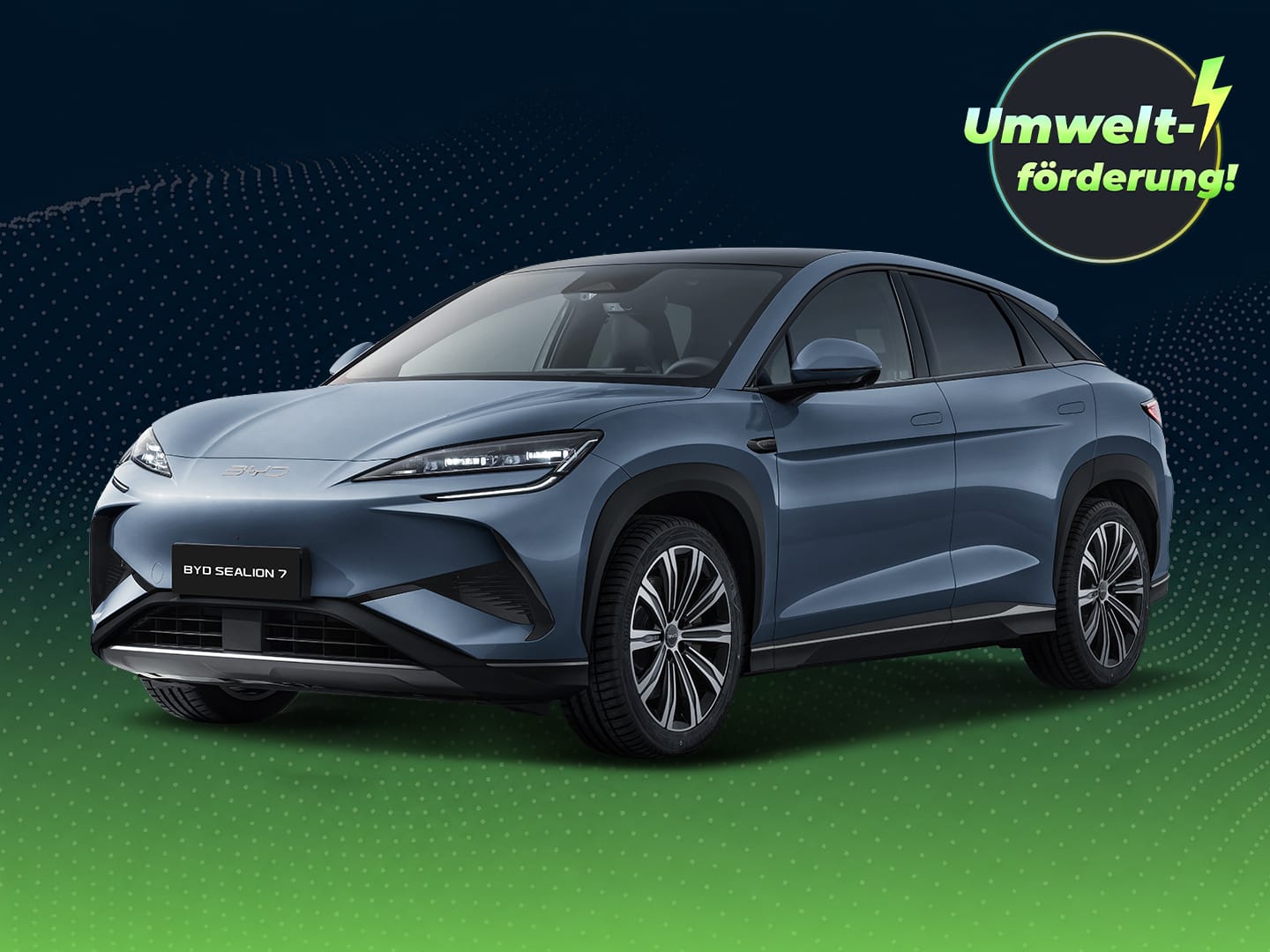 Grauer BYD Sealion 7 vor dunkelblau-grünem Hintergrund mit grafischen Wellenmustern. Oben rechts weist ein Badge auf eine Umweltförderung von bis zu 6.000 Euro für die E-Prämie 2026 hin.