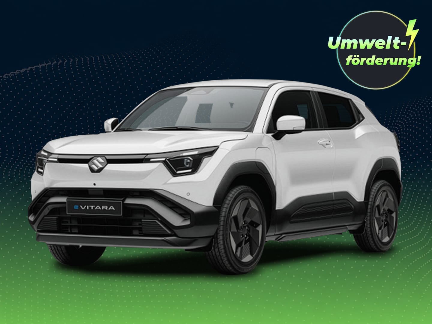 Weißer Suzuki Vitara Elektro Comfort+ vor dunkelblau-grünem Hintergrund mit grafischen Wellenmustern. Oben rechts weist ein Badge auf eine Umweltförderung von bis zu 6.000 Euro für die E-Prämie 2026 hin.