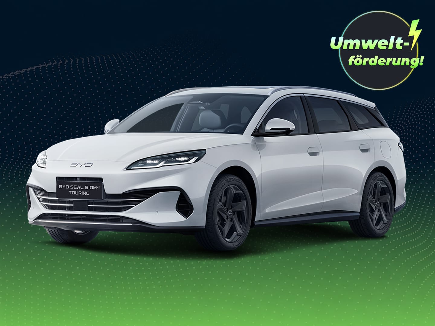 Weißer BYD Seal 6 DM-i vor dunkelblau-grünem Hintergrund mit grafischen Wellenmustern. Oben rechts weist ein Badge auf eine Umweltförderung von bis zu 6.000 Euro für die E-Prämie 2026 hin.
