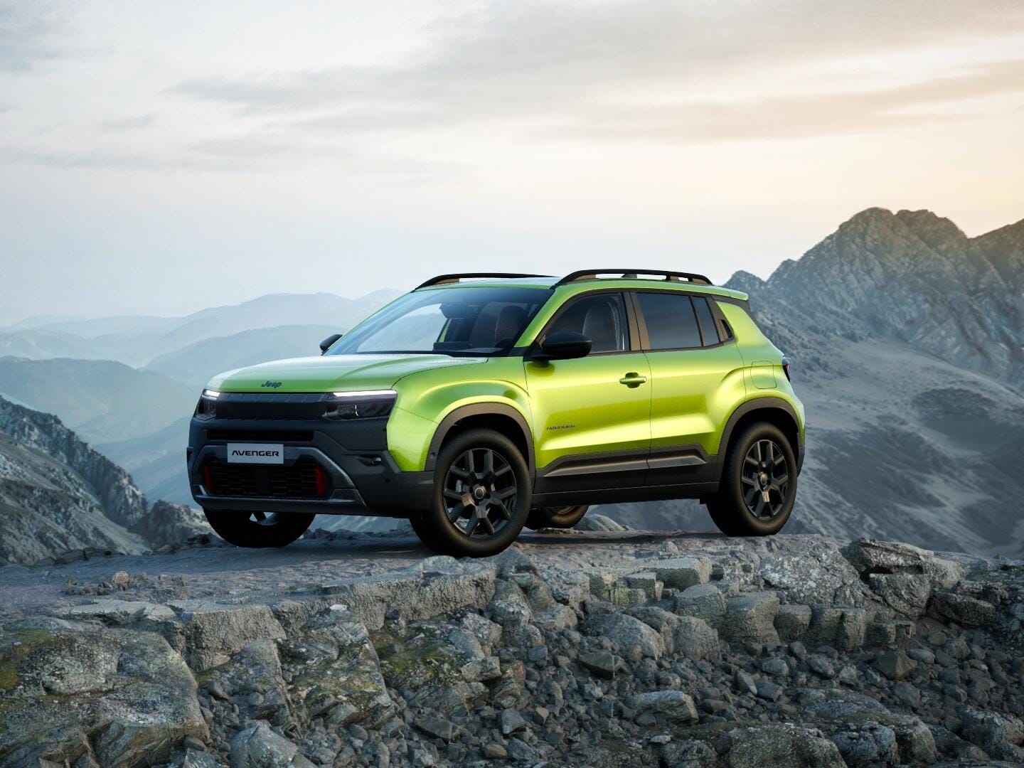 Grüner Jeep Avenger 4xe Upland in Frontansicht vor einer Berglandschaft.
