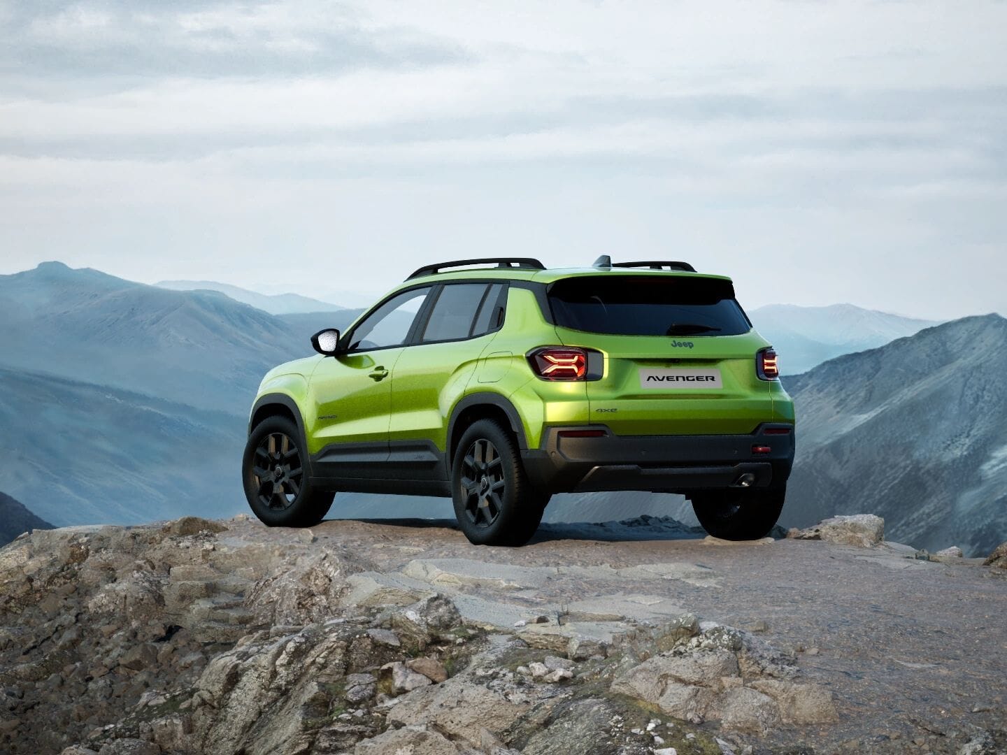 Grüner Jeep Avenger 4xe Upland in Heckansicht vor einer weitläufigen Berglandschaft.