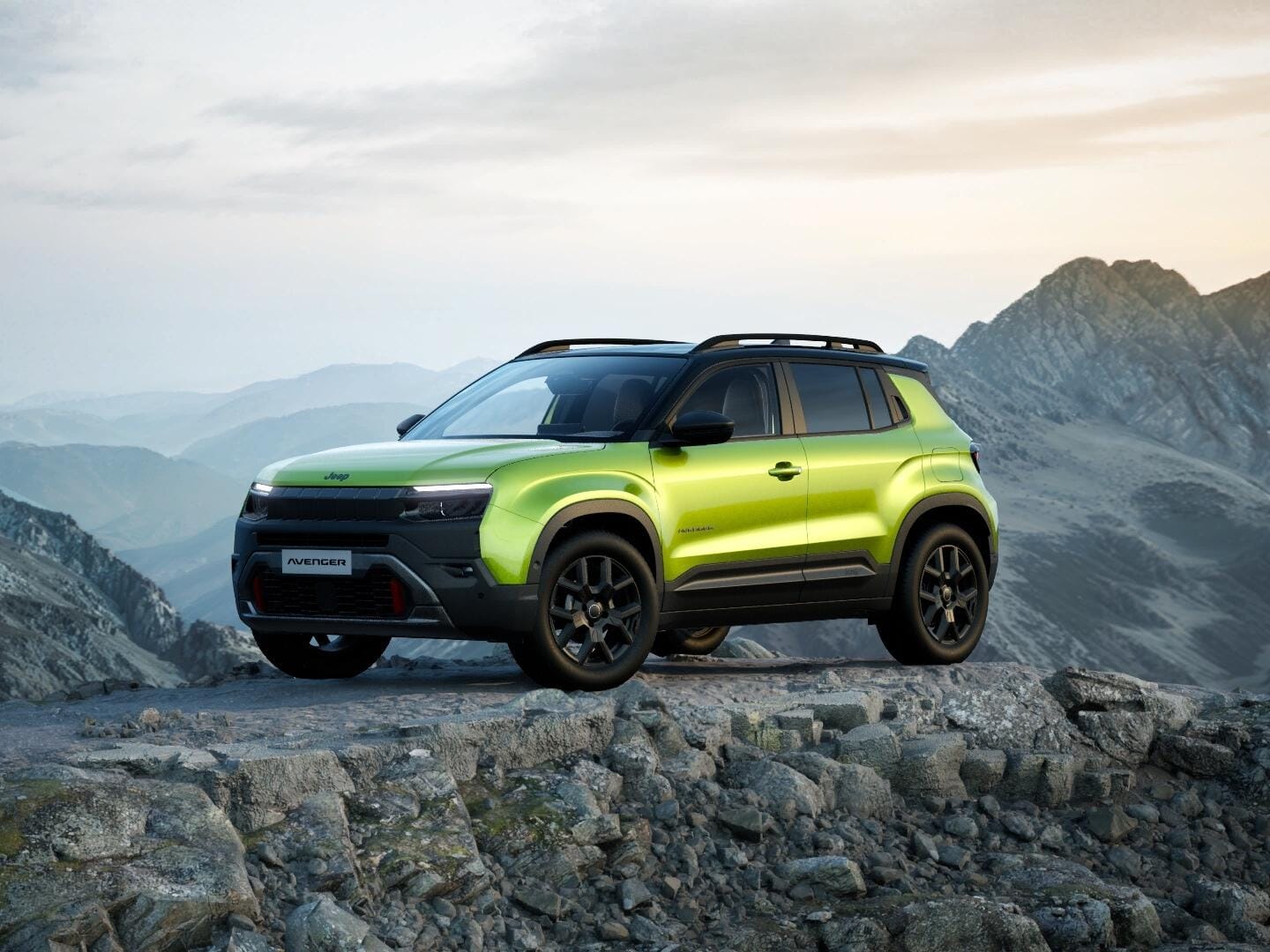 Grüner Jeep Avenger 4xe Upland mit schwarzem Dach in Frontansicht vor einer Berglandschaft.