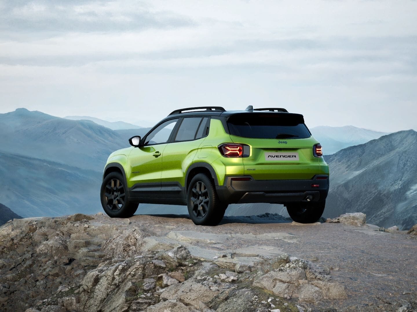 Grüner Jeep Avenger 4xe Upland mit schwarzem Dach in Heckansicht vor einer Berglandschaft.