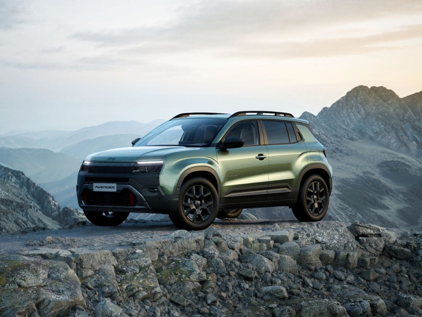 Grüner Jeep Avenger 4xe Upland in Frontansicht vor einer Berglandschaft.