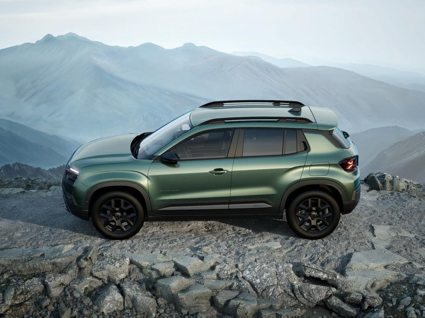 Grüner Jeep Avenger 4xe Upland in Seitenansicht auf felsigem Gelände in den Bergen.