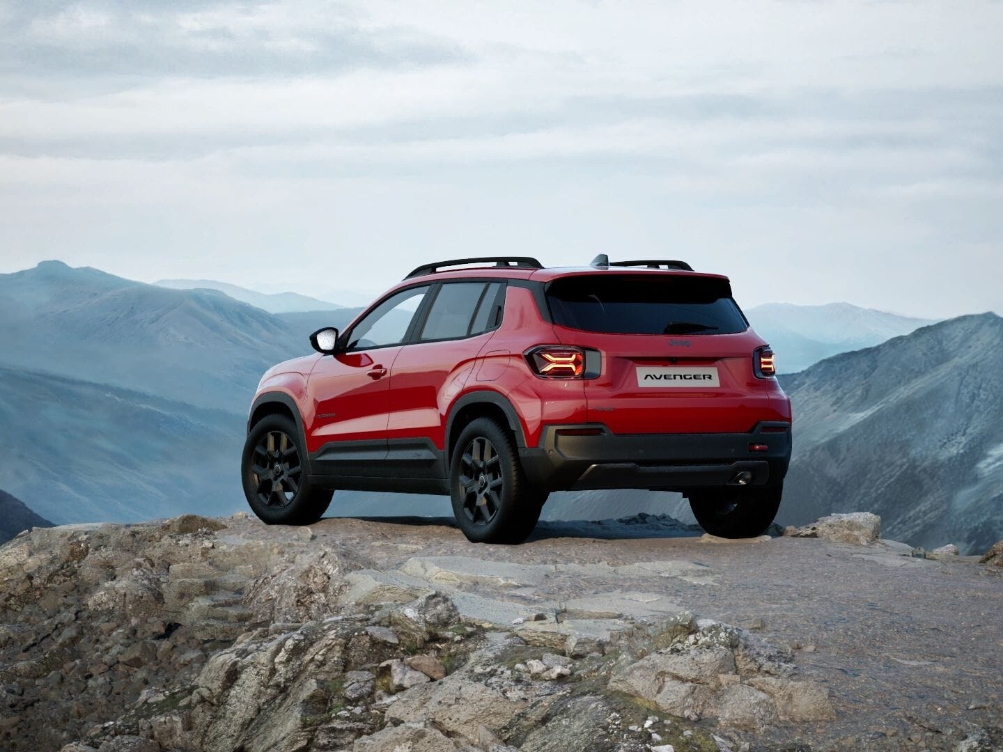 Roter Jeep Avenger 4xe Upland in Heckansicht vor einer weitläufigen Berglandschaft.