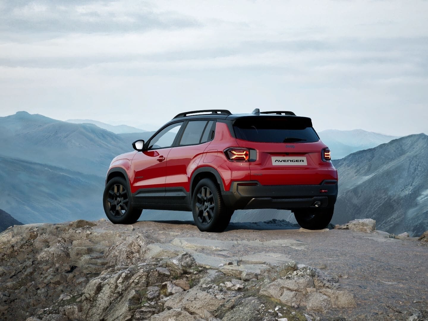 Roter Jeep Avenger 4xe Upland mit schwarzem Dach in Heckansicht vor einer Berglandschaft.