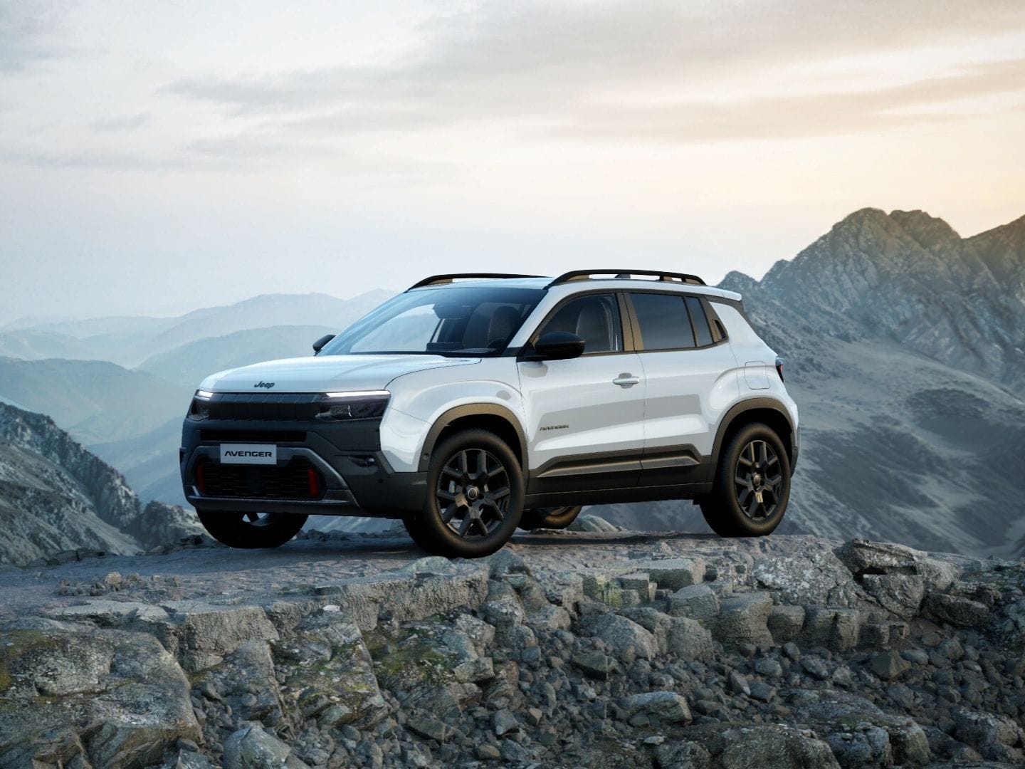 Weisser Jeep Avenger 4xe Upland in Frontansicht vor einer Berglandschaft.