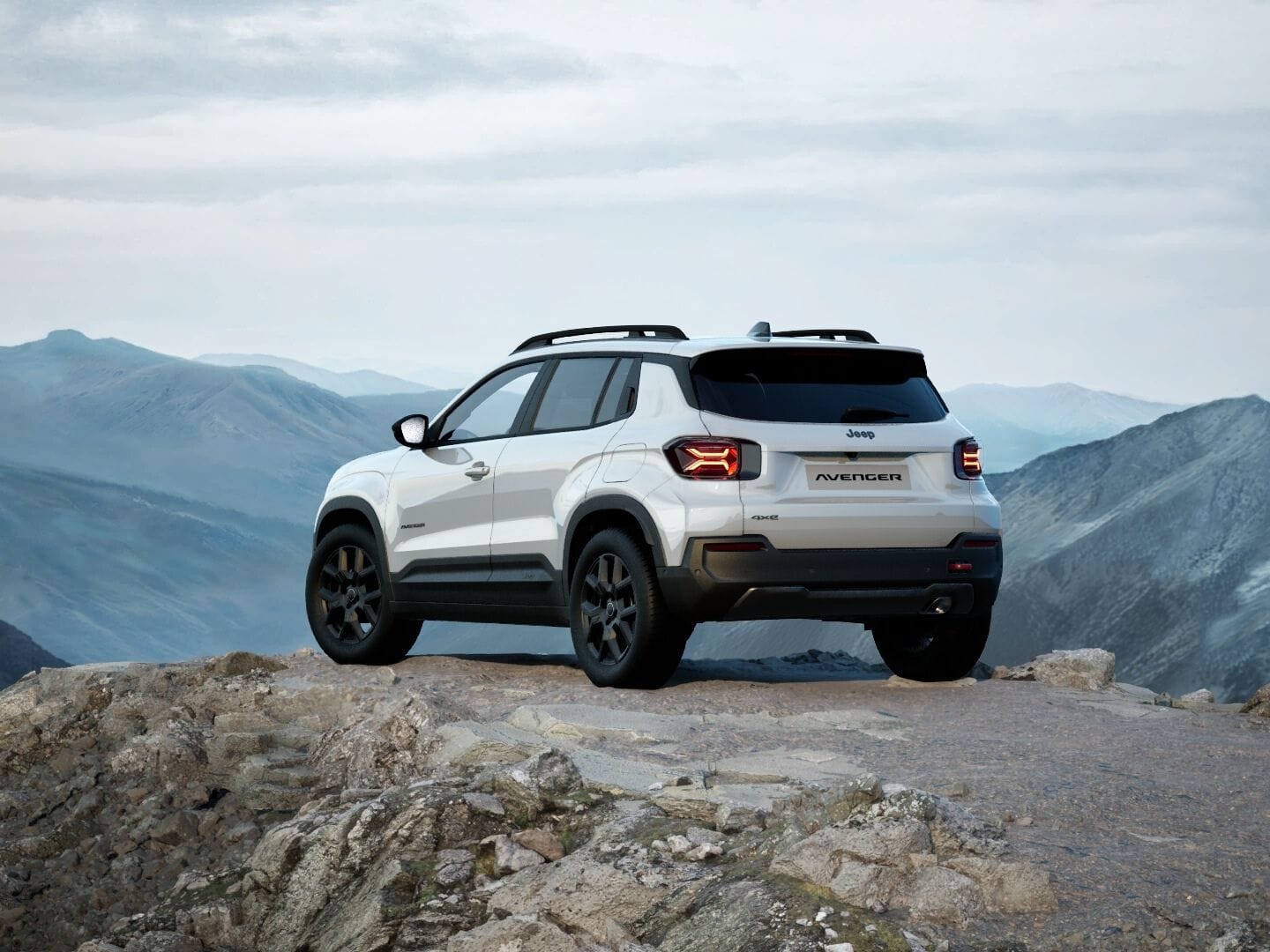 Weisser Jeep Avenger 4xe Upland in Heckansicht vor einer weitläufigen Berglandschaft.