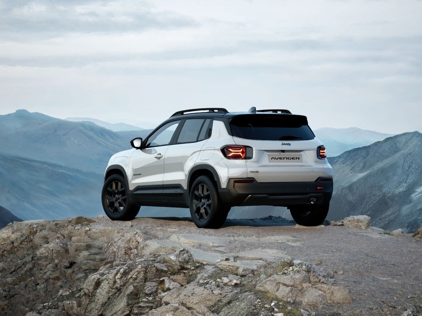 Weisser Jeep Avenger 4xe Upland mit schwarzem Dach in Heckansicht vor einer Berglandschaft.
