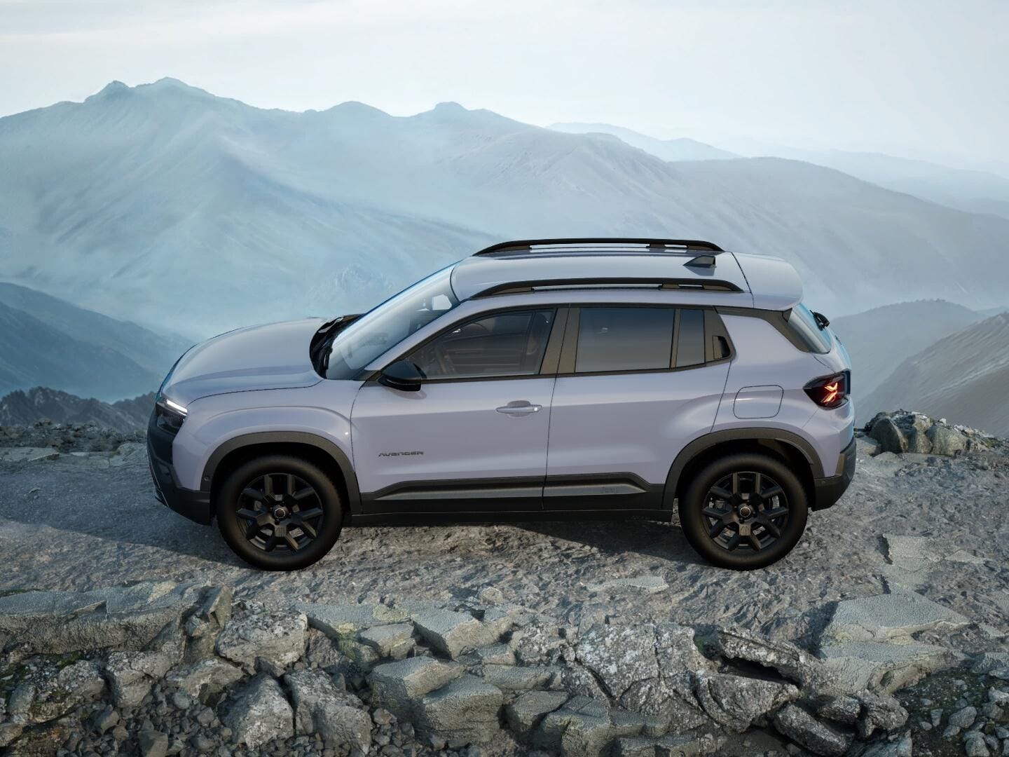 Grauer Jeep Avenger 4xe Upland in Seitenansicht auf felsigem Gelände in den Bergen.
