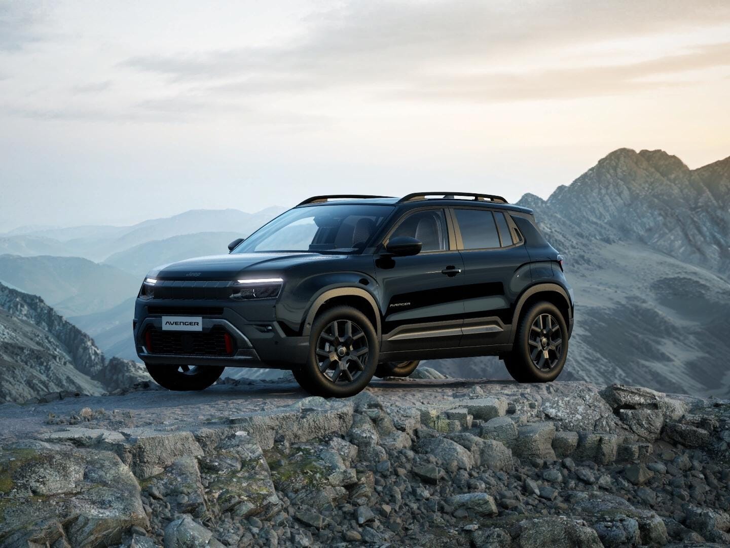 Schwarzer Jeep Avenger 4xe Upland in Frontansicht vor einer Berglandschaft.
