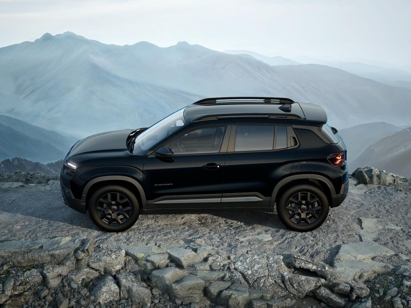 Schwarzer Jeep Avenger 4xe Upland in Seitenansicht auf felsigem Gelände in den Bergen.