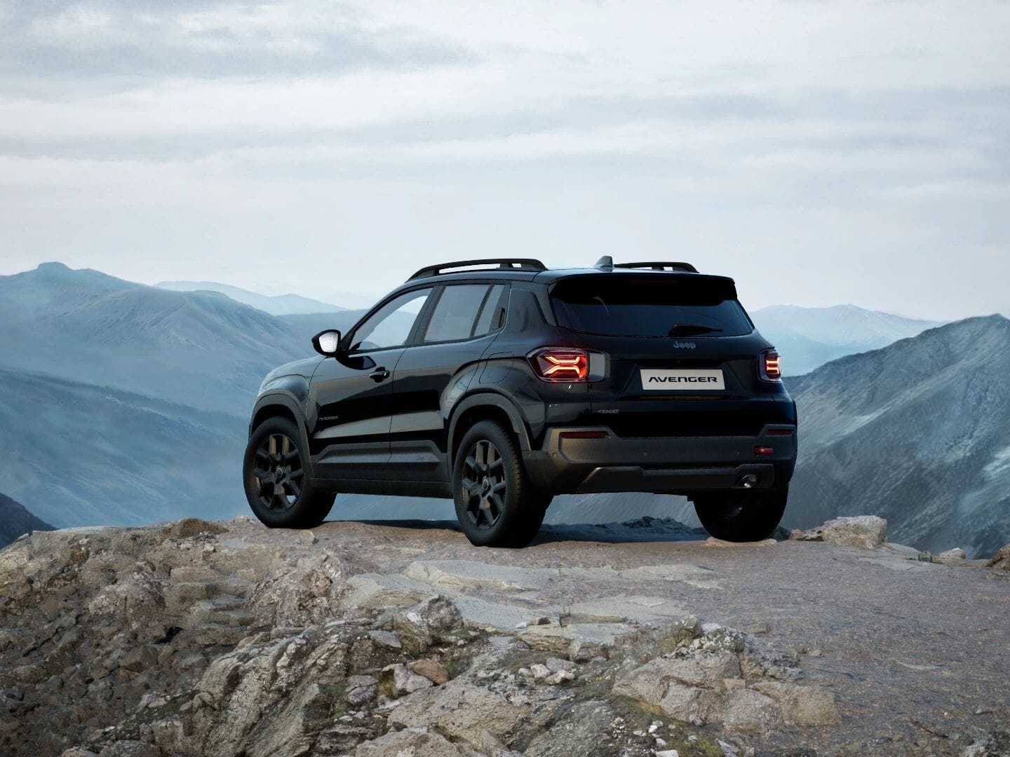 Schwarzer Jeep Avenger 4xe Upland in Heckansicht vor einer weitläufigen Berglandschaft.