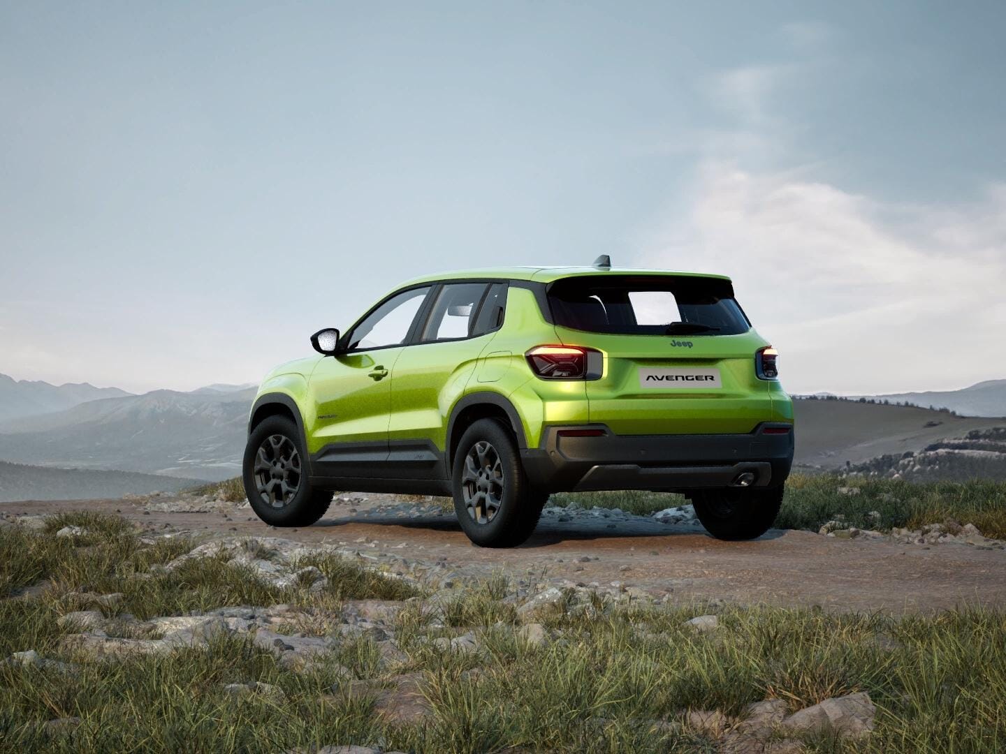 Grüner Jeep Avenger Longitude in Heckansicht vor einer weitläufigen Berglandschaft.