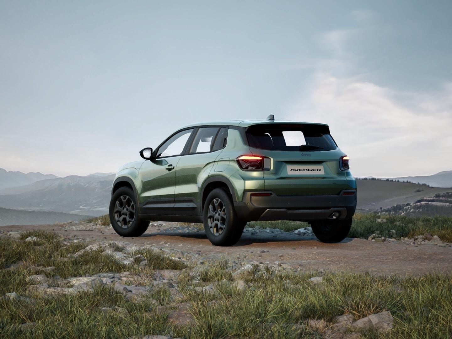 Grüner Jeep Avenger Longitude in Heckansicht vor einer weitläufigen Berglandschaft.