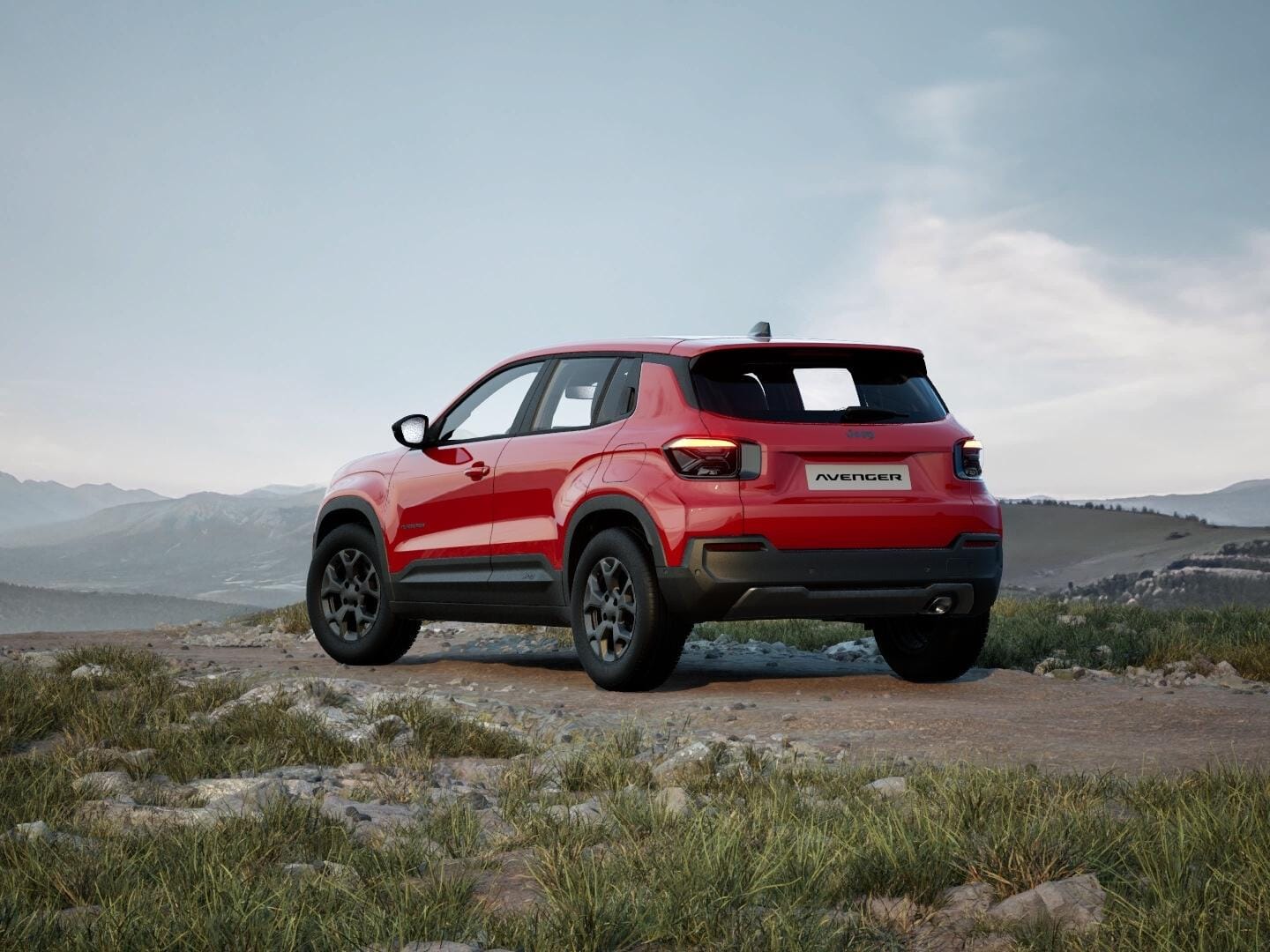 Roter Jeep Avenger Longitude in Heckansicht vor einer weitläufigen Berglandschaft.