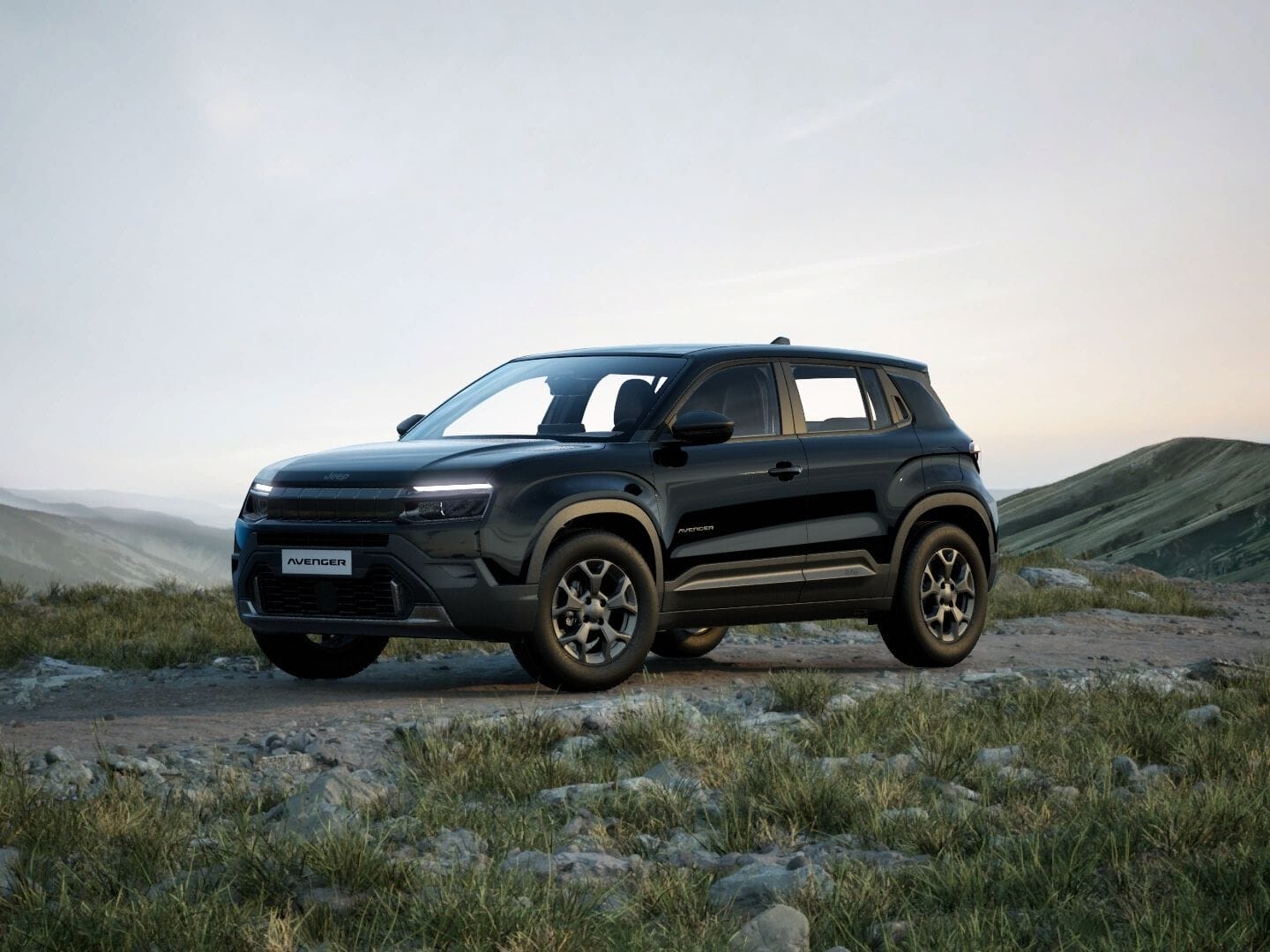 Schwarzer Jeep Avenger Longitude in Frontansicht vor einer weitläufigen Berglandschaft.