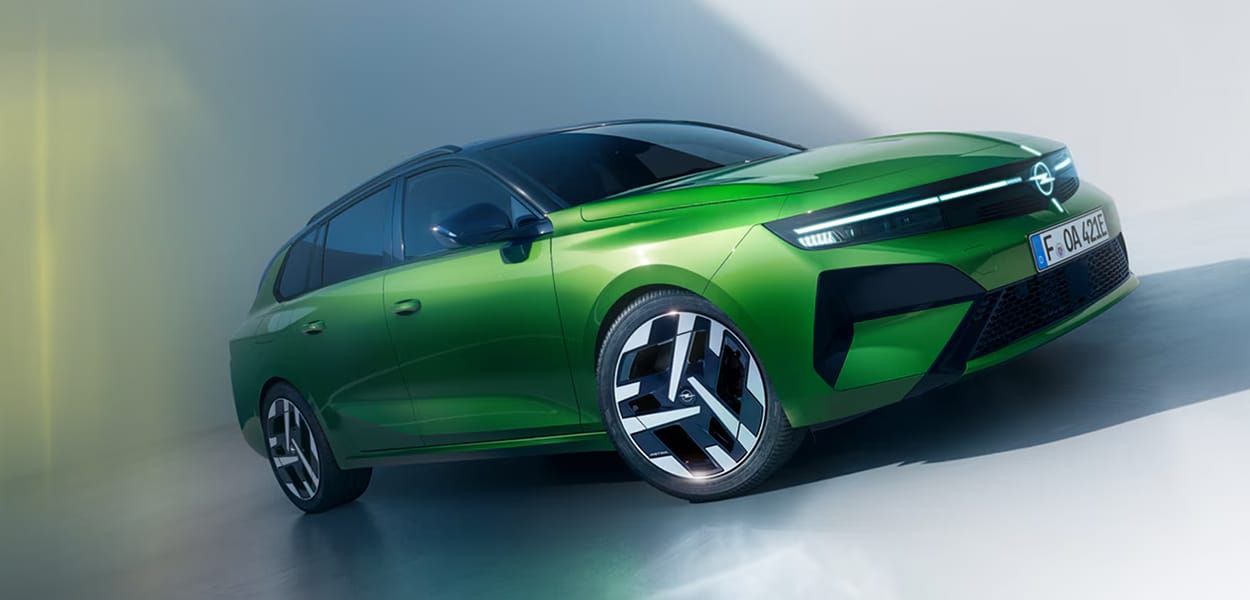 Opel Astra Sportstourer in grün