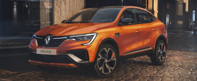 Renault Arkana in Orange in der Stadt.