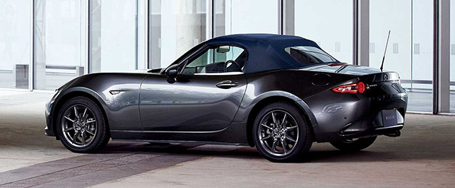 Seitenansicht eines silbernen Mazda MX5 Cabrio.